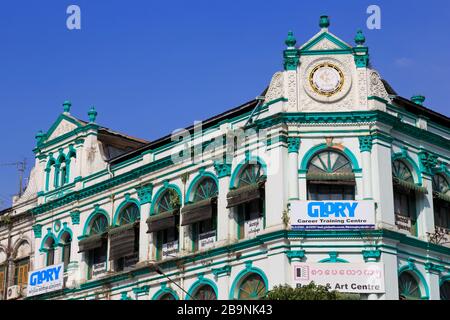 Magasins sur la rue Pansodan, Yangon (Rangoon), Myanmar (Birmanie), Asie Banque D'Images