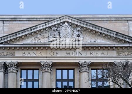 Pardessus en pierre des armes de la Banque de Montréal dans un bâtiment de style classique traditionnel Banque D'Images