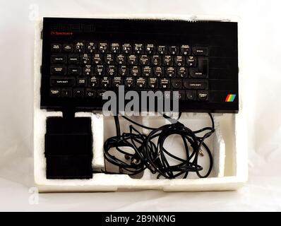 Original Sinclair Spectrum+ ordinateur et boîte, le bème des ordinateurs personnels au Royaume-Uni. Banque D'Images