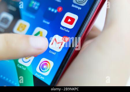 Bishkek, Kirghizstan - 6 juillet 2019: Icône d'application Gmail sur un écran de smartphone Banque D'Images