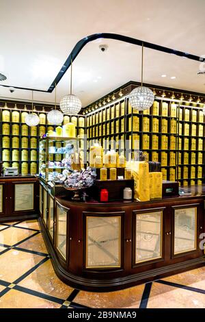 Intérieur du luxueux TWG Tea Shop et Teahouse à Leicester Square, Londres, Royaume-Uni Banque D'Images