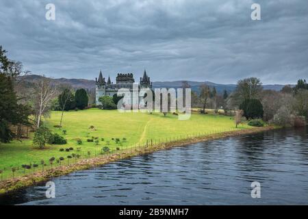 Moody nuages au-dessus du château d'Iveraray - la maison de campagne dans le comté d'Argyll dans l'ouest de l'Ecosse Banque D'Images