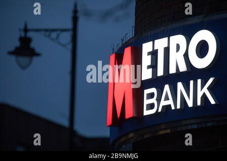 Un panneau se trouve à l'extérieur d'une succursale de Metro Bank à Guildford, U.K. le vendredi 20 mars 2020 Banque D'Images