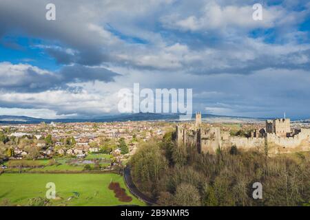 Vue aérienne sur le château de Ludlow et la ville historique de Shropshire, Royaume-Uni Banque D'Images