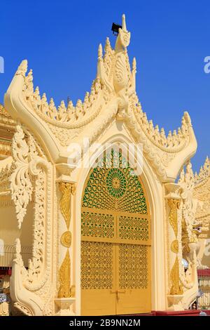 Porte à la pagode Maha Wizaya,Yangon (Rangoon),Myanmar (Birmanie),Asie Banque D'Images