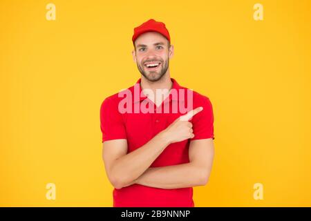 Espace de copie de l'offre spéciale. Ouvrier du magasin. Caissier de type beau. Le personnel voulait. Caissier de supermarché. Service de livraison MAN porter un bouchon rouge. Assistant de boutique. Homme de livraison de commande de nourriture. Occupation du caissier. Banque D'Images