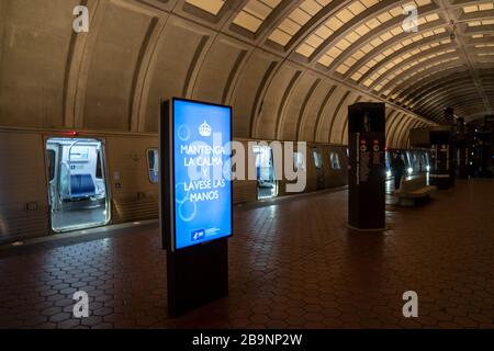 Bethesda, MD, États-Unis. 24 mars 2020. Presque vides voitures de métro ouvertes comme un panneau informant les gens comment garder la sécurité lit Ã”rester calme et laver votre HandsÃ à la station de métro Medical Center en milieu de journée à Bethesda, MD le mardi 24 mars 2020. À ce jour, les États-Unis ont 52,966 cas de virus Corona et 685 décès. Le président Donald Trump dit qu'il veut que la nation ''ouverte et qui fait juste rage d'aller d'ici Pâques'' -- une date à peine plus de deux semaines que peu d'experts en santé pensent suffisante pour contenir la propagation du coronavirus. Photo de Ken Cedeno (image de crédit : © Ken Cedeno/Z Banque D'Images