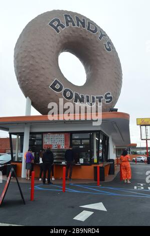 Randy's Donuts est un bâtiment de boulangerie et de repère à Inglewood, en Californie, près de l'aéroport international de Los Angeles, Banque D'Images