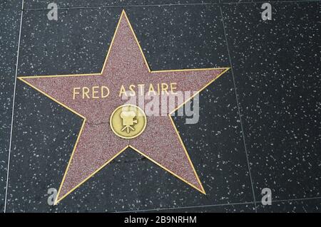 Le Hollywood Walk of Fame comprend plus de 2 600 terrazzo à cinq points et des étoiles en laiton incrustées dans les trottoirs du Hollywood Boulevard Banque D'Images