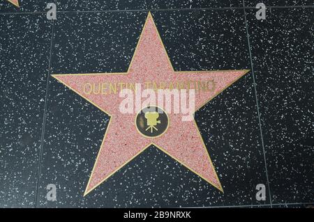 Le Hollywood Walk of Fame comprend plus de 2 600 terrazzo à cinq points et des étoiles en laiton incrustées dans les trottoirs du Hollywood Boulevard Banque D'Images