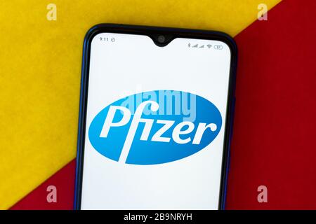 Dans cette photo, un logo Pfizer apparaît sur un smartphone. Banque D'Images