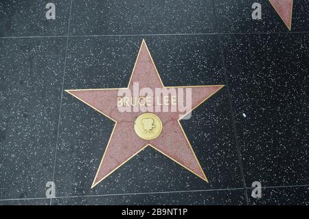 Le Hollywood Walk of Fame comprend plus de 2 600 terrazzo à cinq points et des étoiles en laiton incrustées dans les trottoirs du Hollywood Boulevard Banque D'Images