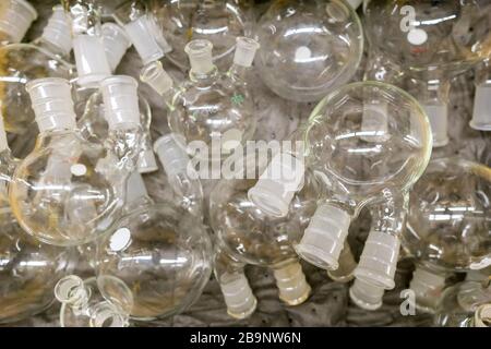 Cambridge ma USA - vers mars 2020 - flacons à fond rond dans un tiroir Banque D'Images