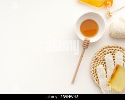 Scrub bath gloves, wooden honey dipper, bowl with organic mask, massage oil, natural soap bar, towels. Aromatherapy massage peeling set salon tools co Banque D'Images