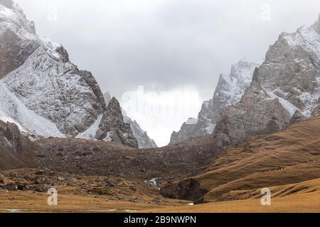 En regardant jusqu'au paysage d'hiver de Kol Suu avec des chênes de pâturage. Köl-Suu (Kirghizstan: Көлсуу) est un lac alpin dans le district d'at-Bashi de la province de Naryn Banque D'Images