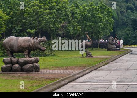 Chongqing, Chine - 9 mai 2010 : à l'intérieur du zoo ou du parc animalier. Statues d'hippopotame, d'émeu et d'éléphant devant le mur vert du feuillage. Banque D'Images