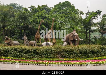 Chongqing, Chine - 9 mai 2010: À l'intérieur du zoo ou parc animalier. Méroip de statues avec hippopotame, zèbre, girafe, panda, éléphant et singe au gre Banque D'Images