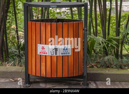 Chongqing, Chine - 9 mai 2010 : à l'intérieur du zoo ou du parc animalier. Poubelle à combinaison marron-vert pour les ordures régulières et recyclables, avec panneau et en fron Banque D'Images