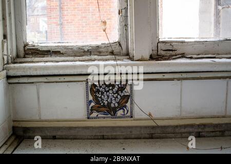 Cadre de fenêtre en bois rotten et carrelage mural dans une maison libre. Banque D'Images