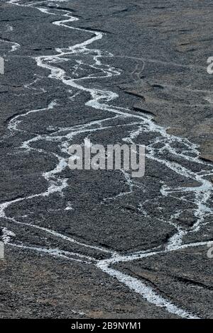 Image aérienne montrant le lit de la rivière Arpa et Jamanti le long de la route de la vallée de l'Arpa dans les montagnes Tian Shan du Kirghizstan Banque D'Images