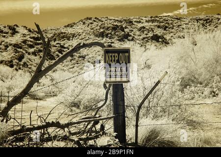 Un panneau de sortie posté sur une clôture dans le désert de l'Arizona. Banque D'Images