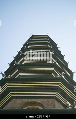Vue sur la Grande Pagode restaurée, Kew, conçue par Sir William Chambers. Imposante tour au centre du cadre entouré d'un ciel bleu, Banque D'Images