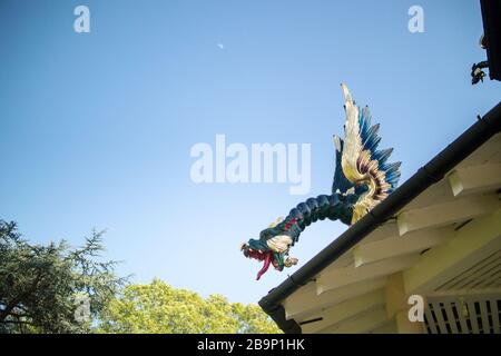 Gros plan d'un dragon en bois sculpté doré sur la Grande pagode restaurée, Kew Gardens, conçu par Sir William Chambers, Banque D'Images