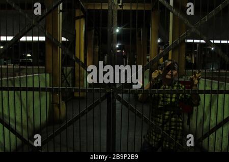 Yogyakarta, Indonésie. 24 mars 2020. Un marchand semble triste de voir le couloir tranquille du marché de Beringharjo, Yogyakarta, Indonésie, 24 mars 2020. Depuis le déclenchement du virus corona, le marché qui est devenu une icône du tourisme commercial n'est plus visité par des milliers de touristes nationaux et étrangers. (Photo de Devi Rahman/INA photo Agency/Sipa USA) crédit: SIPA USA/Alay Live News Banque D'Images