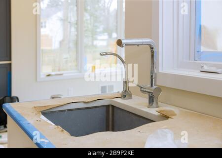 Armoires de cuisine sur mesure à diverses étapes de l'installation d'armoires de cuisine Banque D'Images