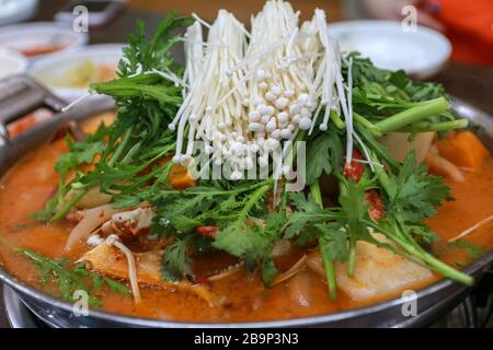 Soupe de ragoût de crabe épicée à la nourriture traditionnelle coréenne avec champignons et légumes énoki sur une grande casserole Banque D'Images