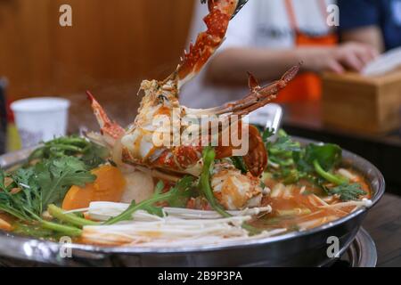 La cuisine coréenne du crabe épicé chaud, le soupe de ragoût, Kkotgetang, est servie dans un restaurant Banque D'Images