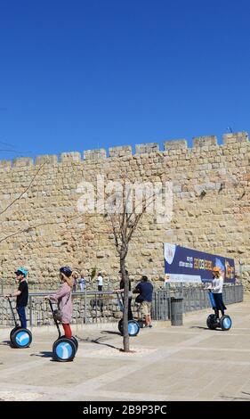 Tourisme à cheval deux scooters électriques de roue près de la porte de Jaffa à Jérusalem. Banque D'Images