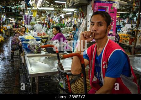 Venders au Pak Khlong Flower Market, Bangkok, Thaïlande Banque D'Images