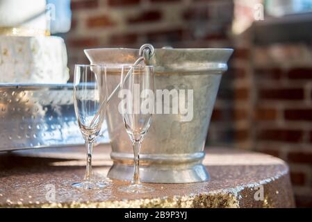 Gros plan de deux verres à champagne et d'un panier la table Banque D'Images