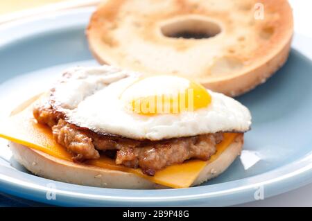 Un œuf avec une patty de saucisse sur le bagel Banque D'Images