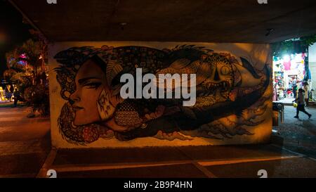 Peinture murale de la rue mexicaine la nuit sur le Malecon à Puerto Vallarta, au Mexique Banque D'Images