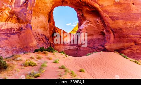 L'oreille du vent, un trou dans une formation de roche dans Monument Valley Navajo Tribal Park à la frontière de l'Utah et de l'Arizona, États-Unis Banque D'Images