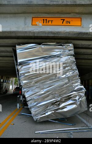 Melbourne, Floride, États-Unis. 24 mars 2020. Le service de police de Melbourne a fermé une section de Melbourne Ave. En raison d'un camion-citerne surdimensionné qui se coince sous le passage de l'US 1. Le service d'incendie de Melbourne a dégonflé les pneus des camions afin que le chariot puisse être retiré du pont. L'état du DOT et de la route et du pont a inspecté le pont pour s'assurer qu'il n'est pas endommagé. Crédit: Julian Leek/Alay Live News Banque D'Images