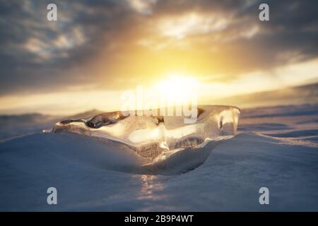 Glace brise-glace naturelle sur lac d'eau gelé, Baikal Russie hiver saison paysage naturel fond Banque D'Images