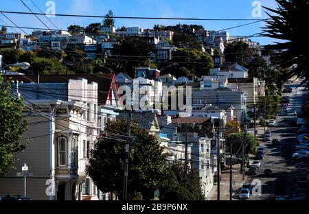 Vue sur la colline sur Castro Street de Harvey Milk Plaza, San Francisco, Californie, États-Unis, Amérique du Nord, couleur Banque D'Images