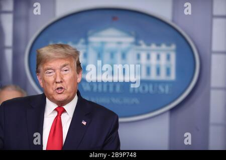 Washington DC, États-Unis. 24 mars 2020. Le président américain Donald J. Trump parle lors d'une conférence de presse avec des membres du groupe de travail sur le coronavirus dans la Bridy Press Briefing Room de la Maison Blanche le 24 mars 2020 à Washington, DC.Credit: Oliver Contreras/Pool via CNP /MediaPunch Credit: MediaPunch Inc/Alay Live News Banque D'Images