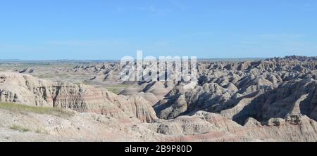 Fin du printemps dans le Dakota du Sud : en regardant vers le sud-est près de la fin de Big Badlands, vous surplombent Trail dans le parc national de Badlands Banque D'Images