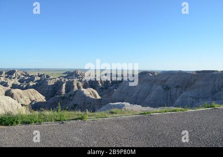 Fin du printemps dans le Dakota du Sud : en regardant vers le sud les formations géologiques près de la vallée de la rivière Blanche, vous pouvez admirer la Loop Road dans le parc national de Badlands Banque D'Images