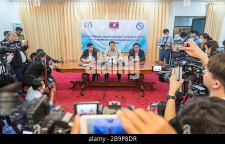 (200325) -- BEIJING, le 25 mars 2020 (Xinhua) -- le sous-ministre lao de la Santé, Phouthone Moungpak, parle lors d'une conférence de presse à Vientiane, au Laos, le 24 mars. 2020. Le Laos a détecté les deux premiers cas confirmés de COVID-19 dans le pays, a déclaré mardi les représentants du Ministère de la santé lao à une conférence de presse. Selon le sous-ministre de la Santé Phouthone Moungpak, les deux cas confirmés, les deux ressortissants lao, sont susceptibles d'être importés. (Photo de Kaikeo Saiyasane/Xinhua) Banque D'Images