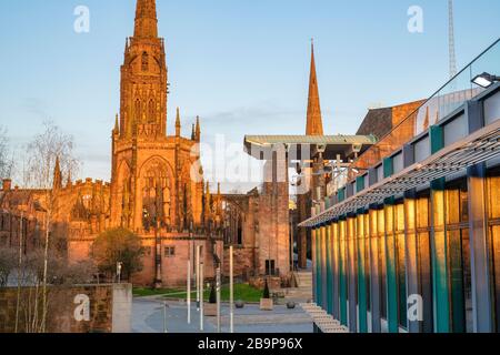 Cathédrales de Coventry au lever du soleil au printemps. Coventry, West Midlands, Angleterre Banque D'Images