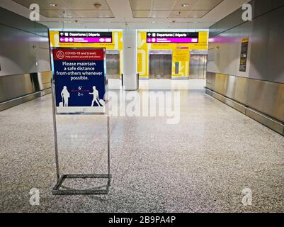 Signe rappelant aux voyageurs aériens de garder une distance de sécurité de 2 mètres l'un de l'autre pendant la Covid-19 a.k.a nouvelle pandémie de coronavirus dans l'aéroport international Pearson de Toronto presque vide le 24 mars 2020. Banque D'Images