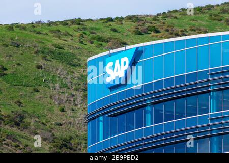Logo SAP sur le siège de SAP SuccessFactors dans la Silicon Valley. SAP Success Factors est une entreprise qui fournit des logiciels de cloud pour la gestion du capital humain Banque D'Images