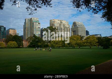 L'équilibre agréable de l'appartement urbain vivant avec un espace vert, ouvert. Dans le parc Fawkner, Melbourne, Victoria, Australie. Banque D'Images