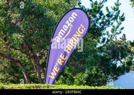 Nous recrutons. Texte sur la bannière de drapeau de plume annonçant l'embauche par Amazon corporation dans la Silicon Valley - Sunnyvale, CA, USA - 2020 Banque D'Images