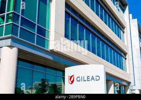 Signe Gilead au siège. Gilead Sciences a annoncé des plans pour tester un traitement pour COVID-19, maladie causée par l'éclosion croissante de coronavirus - Foster Banque D'Images